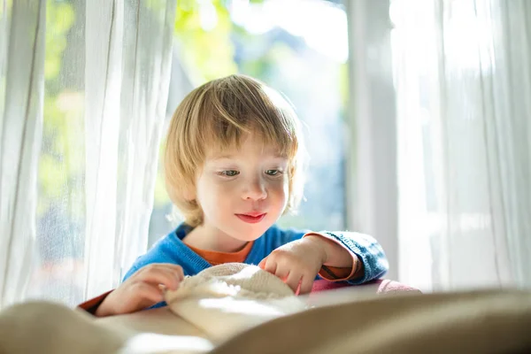 Evinin Penceresinden Bakan Sevimli Bir Çocuk Küçük Çocuk Dışarı Bakıyor — Stok fotoğraf