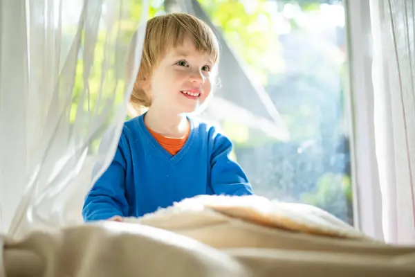 Evinin Penceresinden Bakan Sevimli Bir Çocuk Küçük Çocuk Dışarı Bakıyor — Stok fotoğraf