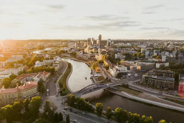 ビリニュス市内を曲がりくねったネリス川の美しい空中風景 風光明媚なリトアニアの街並み — ストック写真