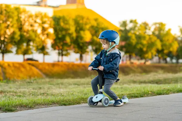Sonbahar Günü Dışarıda Bebek Scooter Süren Komik Çocuk Şehir Parkında — Stok fotoğraf