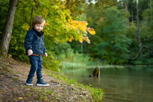 Adorable Toddler Boy Admiring Balsys Lake One Six Green Lakes — Stock Photo, Image