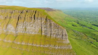 Benbulbin 'in havadan görünüşü, diğer adıyla Benbulben veya Ben Bulben, simgesel simge, büyük düz uçlu nunatak kaya oluşumu. Wild Atlantic Way, County Sligo, İrlanda 'daki muhteşem kostüm sürüş rotası.