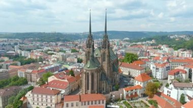 Güney Moravya 'nın en önemli mimari eserlerinden biri olan Petrov olarak bilinen St. Peter ve Paul Katedrali' nin yaz manzarası, Çek Cumhuriyeti 'nin Brno şehrinin ilk bakış açısı.