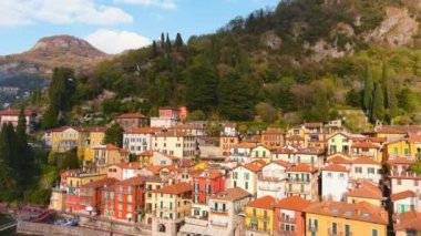 Varenna 'nın havadan güzel deniz manzarası, Como Gölü kıyısındaki en pitoresk kasabalardan biri. Renkli villalar, tipik İtalyan atmosferiyle büyüleyici bir yer..