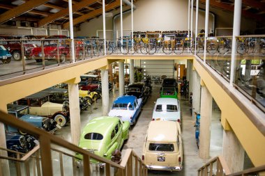 BIRZAI, LITHUANIA - 12 Ekim 2022: Sodeliskiai Malikanesi 'ndeki Antika Müzesi' nin İçi.