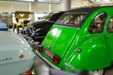 BIRZAI, LITHUANIA - 12 Ekim 2022: Sodeliskiai Malikanesi 'ndeki Antika Müzesi' nin İçi.