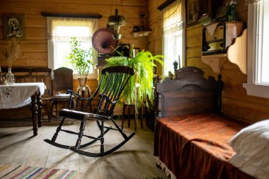 BIRZAI, LITHUANIA - 12 Ekim 2022: Sodeliskiai Malikanesi 'ndeki Etnografik Ev Müzesi, antikalar ve el sanatları koleksiyonlarıyla otantik bir Aukstaitija çiftliği görülebilir..