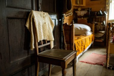 BIRZAI, LITHUANIA - 12 Ekim 2022: Sodeliskiai Malikanesi 'ndeki Etnografik Ev Müzesi, antikalar ve el sanatları koleksiyonlarıyla otantik bir Aukstaitija çiftliği görülebilir..