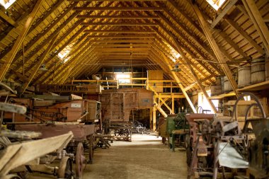 BIRZAI, LITHUANIA - 12 Ekim 2022: Sodeliskiai Malikanesi 'ndeki Etnografik Ev Müzesi, antikalar ve el sanatları koleksiyonlarıyla otantik bir Aukstaitija çiftliği görülebilir..