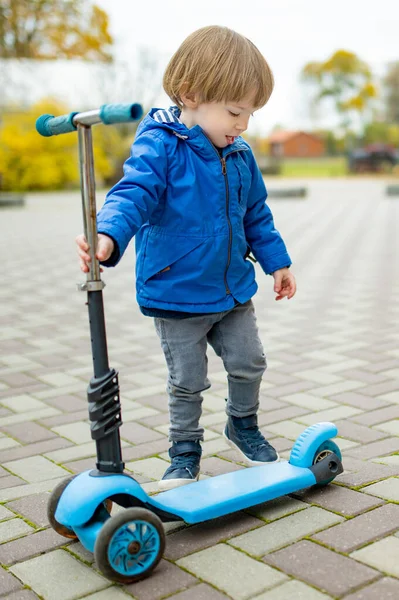 Entzückender Kleinkind Junge Auf Seinem Roller Einer Stadt Einem Sonnigen — Stockfoto