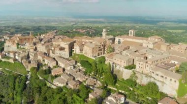 Montepulciano şehrinin, üzüm bağlarıyla çevrili kireçtaşı sırtı üzerindeki hava manzarası. Vino Nobile bölgesi, dünya çapında şarap turlarıyla bilinir. Ünlü film çekim arkaplanı.
