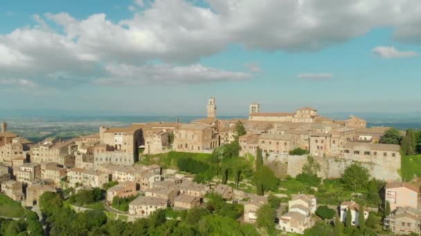 Letni Widok Lotu Ptaka Miasto Montepulciano Położone Szczycie Wapiennego Grzbietu — Wideo stockowe