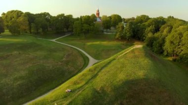 Kernave Arkeoloji alanı, Litvanya Büyük Dükalığı 'nın ortaçağ başkenti, turizm merkezi ve UNESCO Dünya Mirası Alanının havadan görünüşü. Güneşli yaz akşamı.