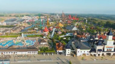ENERGYLANDIA, ZATOR, POLAND - 16 AĞUSTOS 2022: Energylandia eğlence parkının hava manzarası. Polonya 'nın en büyüğü. Aile eğlencesi, her yaş için eğlence, dev lunapark trenleri, çocuklar, su gezileri.