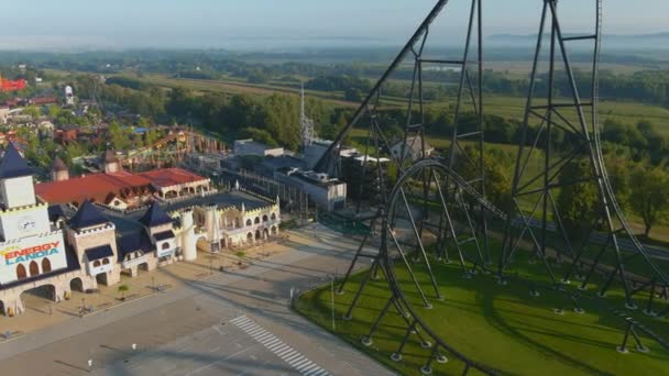 エネルギーランド Zator ポーランド 8月16 2022 エネルギーランド遊園地の空中ビュー ポーランド最大のもの 家族の楽しみ すべての年齢層のためのアトラクション 巨大なジェットコースター — ストック動画