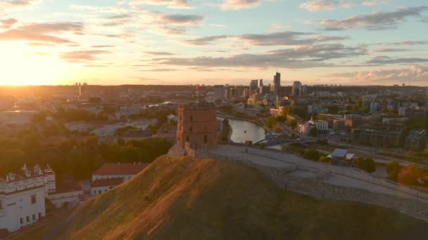 位于维尔纽斯的上城堡的剩余部分 Gediminas塔的日落空中景观 立陶宛中心城市维尔纽斯古城的日落景观 — 图库视频影像