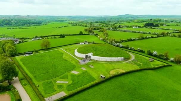 Widok Lotu Ptaka Newgrange Prehistoryczny Zabytek Zbudowany Okresie Neolitu Położony — Wideo stockowe