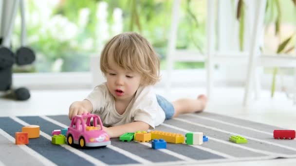 Милий Хлопчик Який Грає Лего Блоками Побудований Підлозі Вдома Денний — стокове відео