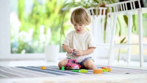 Милий Хлопчик Який Грає Лего Блоками Побудований Підлозі Вдома Денний — стокове відео