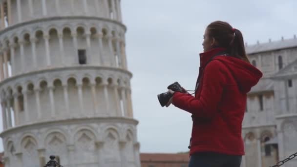 Mladá Turistka Fotografuje Slavnou Šikmou Věž Pise Dovolená Itálii Mimo — Stock video