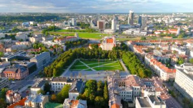 Yenilenmiş Lukiskes Meydanı, Vilnius 'un havadan görünüşü. UNESCO tarafından yazılan Vilnius Eski Kasabası 'nın günbatımı manzarası, Litvanya' nın merkezi..
