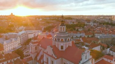 Litvanya 'nın Vilnius kentindeki ilk ve en eski barok kilise olan St. Casimir Kilisesi' nin günbatımı manzarası. Kutsal Prens Aziz Casimir 'in anısına Cizvitler tarafından inşa edildi. Belediye binasının yakınında..