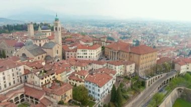 Milan 'ın kuzeydoğusundaki Bergamo şehrinin manzarası. Citta Alta 'nın üzerinde uçan, kaldırım taşından caddelerle bilinen ve Venedik duvarlarıyla çevrili kasabalar. Bergamo, Lombardy, İtalya.