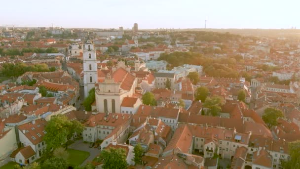 维尔纽斯古城的空中景观 是北欧现存最大的中世纪古城之一 立陶宛维尔纽斯古城的夏季景观 — 图库视频影像