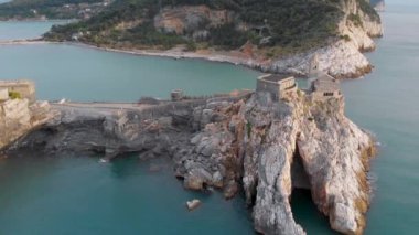 Porto Venere, La Spezia eyaletinde, Kuzey İtalya' da, Şairler Körfezi'ne bakan ünlü Gotik Saint Peter Kilisesi veya Chiesa di San Pietro'nun havadan görünümü