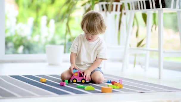 Симпатичный Малыш Играющий Строительными Блоками Лего Полу Дома Творческая Деятельность — стоковое видео