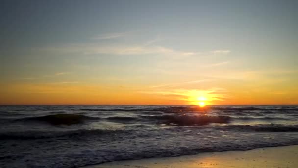 Vista Pôr Sol Mar Dramático Céu Dourado Ondas Beira Mar — Vídeo de Stock