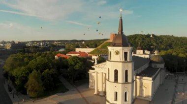 Katedral Meydanı 'nın havadan görünüşü, Vilnius Eski Kasabası' nın ana meydanı, şehir yaşamında önemli bir yer, ana caddelerin kesiştiği yerde, Vilnius, Litvanya.