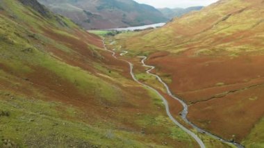 Honister Geçidi 'nin hava manzarası, Gatesgarthdale Beck Dağı deresi boyunca kıvrılan bir dağ geçidi. Bölgedeki en dik ve en yüksek geçitlerden biri. Cumbria, Lake District, İngiltere.