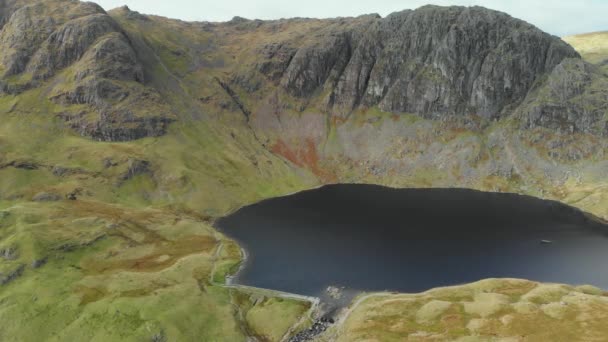 Αεροφωτογραφία Της Λίμνης Stickle Tarn Που Βρίσκεται Στη Λίμνη District — Αρχείο Βίντεο