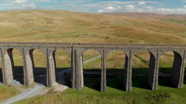 Kuzey Yorkshire 'da bulunan Ribblehead viyadük kanalı, Settle-Carlisle hattındaki en uzun ve en uzun üçüncü yapıdır. Yorkshire Dales Ulusal Parkı, İngiltere 'de turistik ilgi.