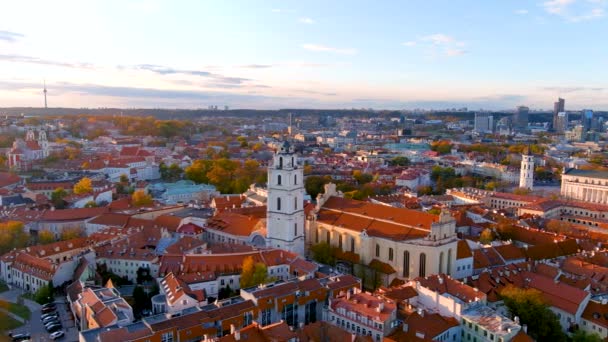 Sonbaharda Güzel Vilnius Şehri Turuncu Sarı Yapraklı Eski Bir Panorama — Stok video