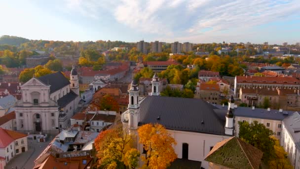 Güneşli Bir Sonbahar Sabahında Vilnius Şehrinin Güzel Hava Manzarası — Stok video