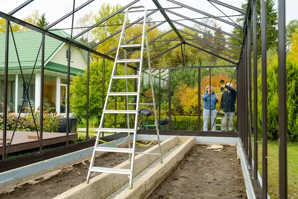 Yaşlı Çift Bahçelerinde Bir Proje Üzerinde Çalışıyor Erkek Kadın Arka — Stok fotoğraf