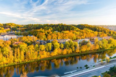 Turuncu ve sarı yaprakları ile sonbaharda güzel Vilnius şehir panoraması. Havadan akşam manzarası. Vilnius, Litvanya'da sonbahar şehir manzarası