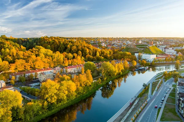 Prachtige Vilnius City Panorama Herfst Met Oranje Geel Gebladerte Luchtfoto — Stockfoto