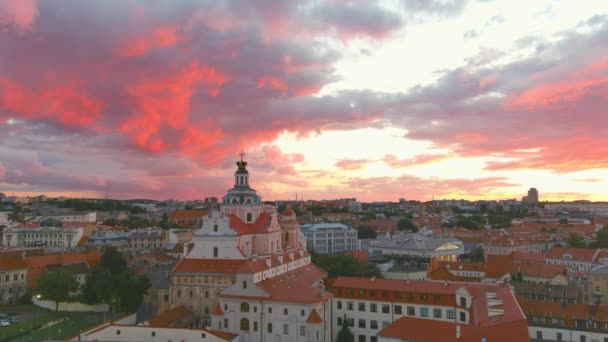 リトアニアのヴィリニュスで最初で最古のバロック様式の教会である聖カジミール教会の日没の空中ビュー 聖カスミール王子を記念してイエズス会によって建てられました 市役所の近く — ストック動画