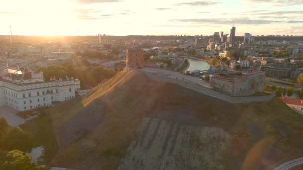 Zonsondergang Luchtfoto Van Gediminas Tower Het Resterende Deel Van Het — Stockvideo