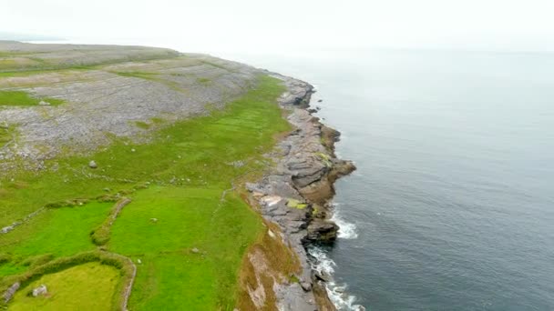 Spectaculair Luchtlandschap Regio Burren County Clare Ierland Blootgesteld Karst Kalksteen — Stockvideo