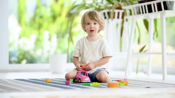 Cute Maluch Chłopiec Gra Klocków Lego Budowy Zestaw Podłodze Domu — Wideo stockowe