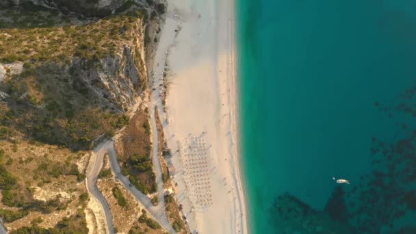 Antena Góra Dół Widok Plaży Myrtos Najsłynniejszej Pięknej Plaży Kefalonia — Wideo stockowe