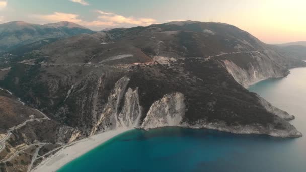 Günbatımında Myrtos Sahilinin Havadan Görünüşü Kefalonia Nın Ünlü Güzel Plajı — Stok video