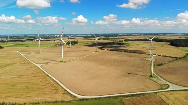아름다운 여름날 리투아니아에 회전하는 터빈이 발전하는 모습을 공중에서 — 비디오