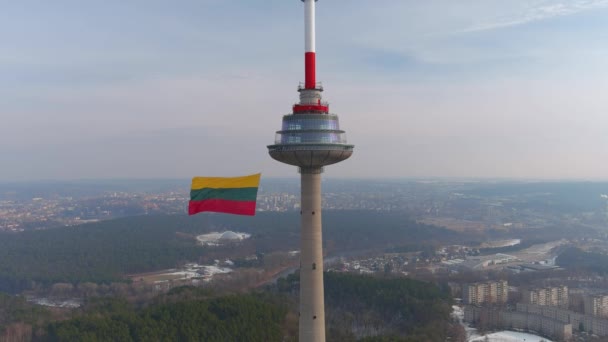 Stora Tricolor Litauiska Flaggan Viftar Vilnius Torn Firandet Restaureringen Statsdagen — Stockvideo
