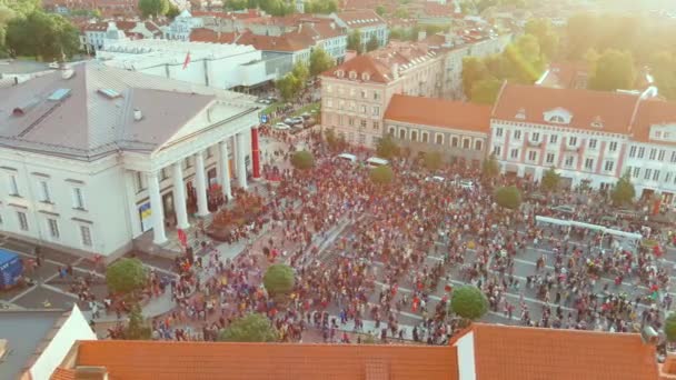 リトアニアの州の日を祝う群衆の空想的な眺め タウンホール広場 ヴィリニュス リトアニアでリトアニアの国歌を歌う多くの人々 — ストック動画