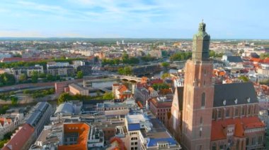 Ünlü St. Elizabeths Kilisesi 'nin havadan görünüşü, Wroclaw Eski Kasabası veya Stare Miasto' daki ikonik bina, Polands 'ın resmi ulusal tarihi anıtı, tarihi simgeler ve pek çok ilgi çekici nokta.